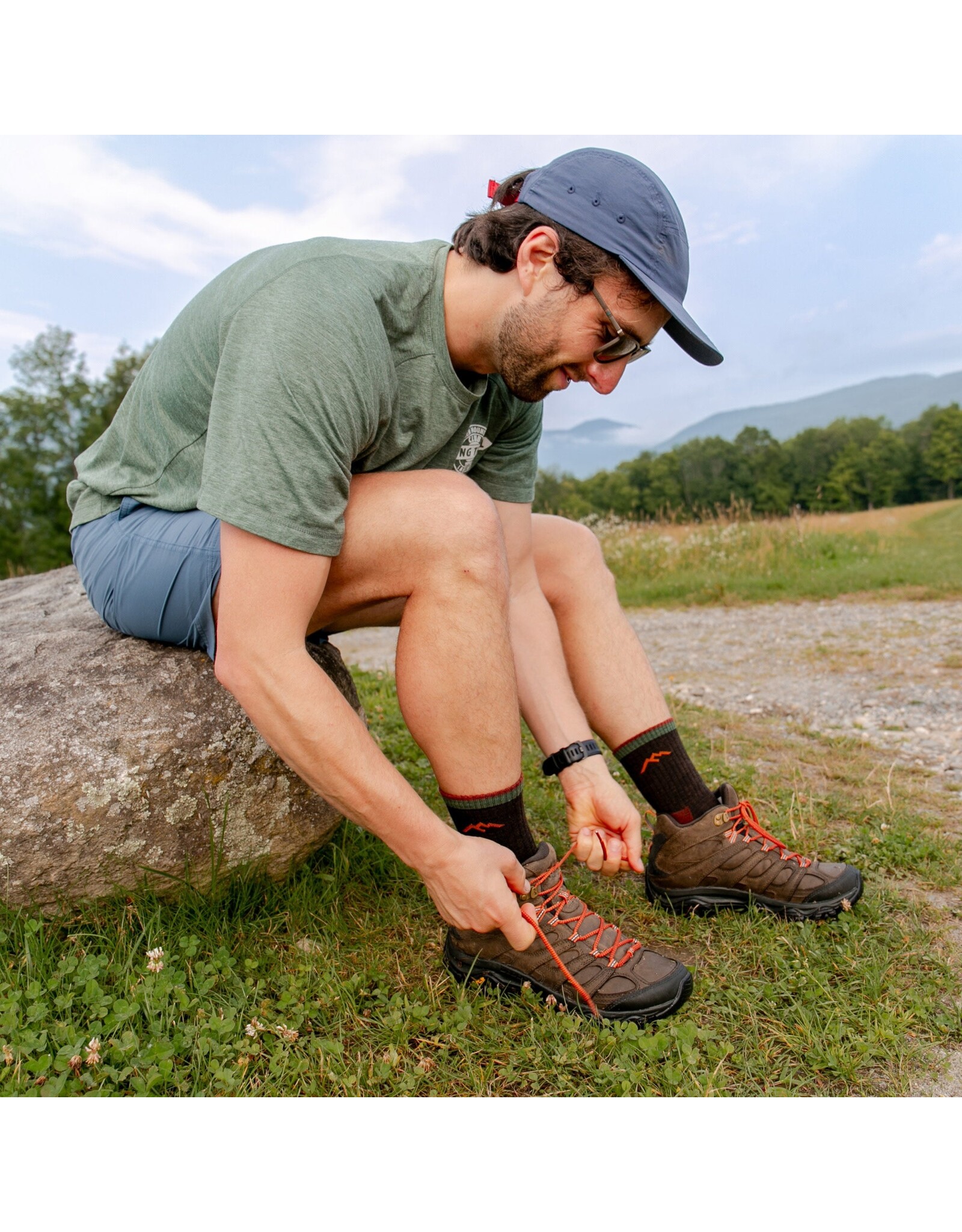 DARN TOUGH MENS HIKER MICRO CREW MIDWEIGHT W/CUSHION SOCK BLACK XL