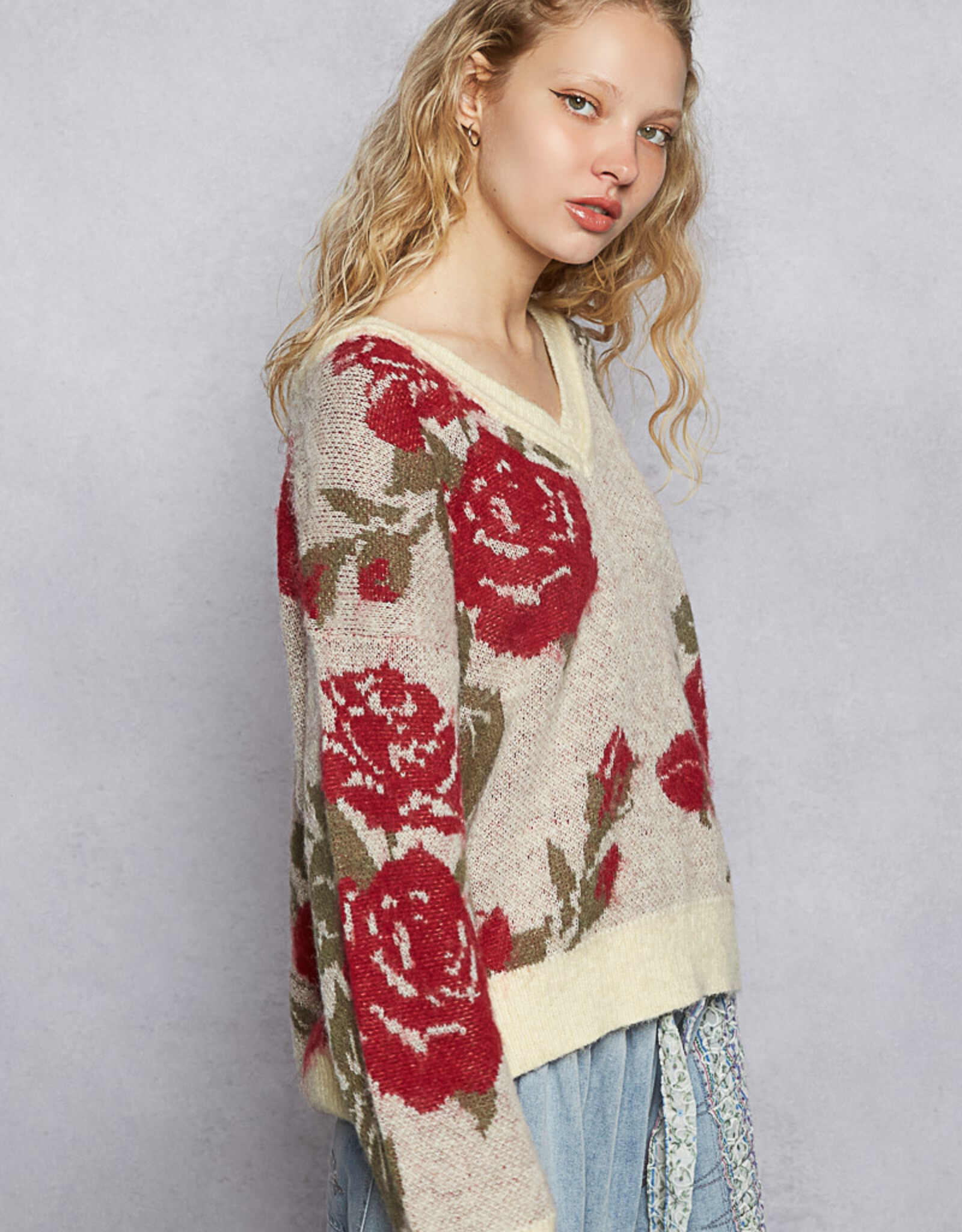 POL Clothing V-Neck Rose Knit Sweater