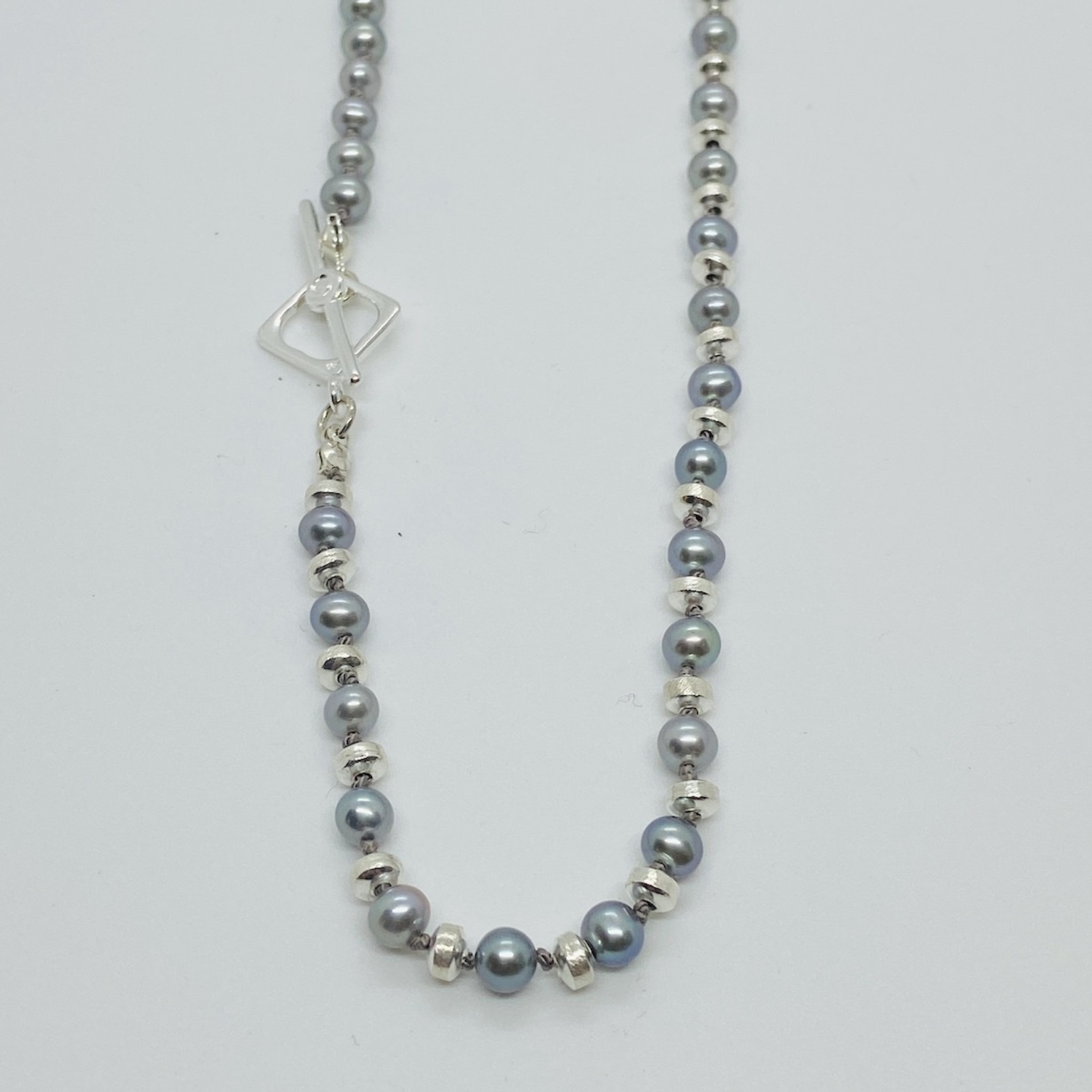 EVANKNOX Handmade Necklace with silver pearls, silver saucers knotted on grey silk