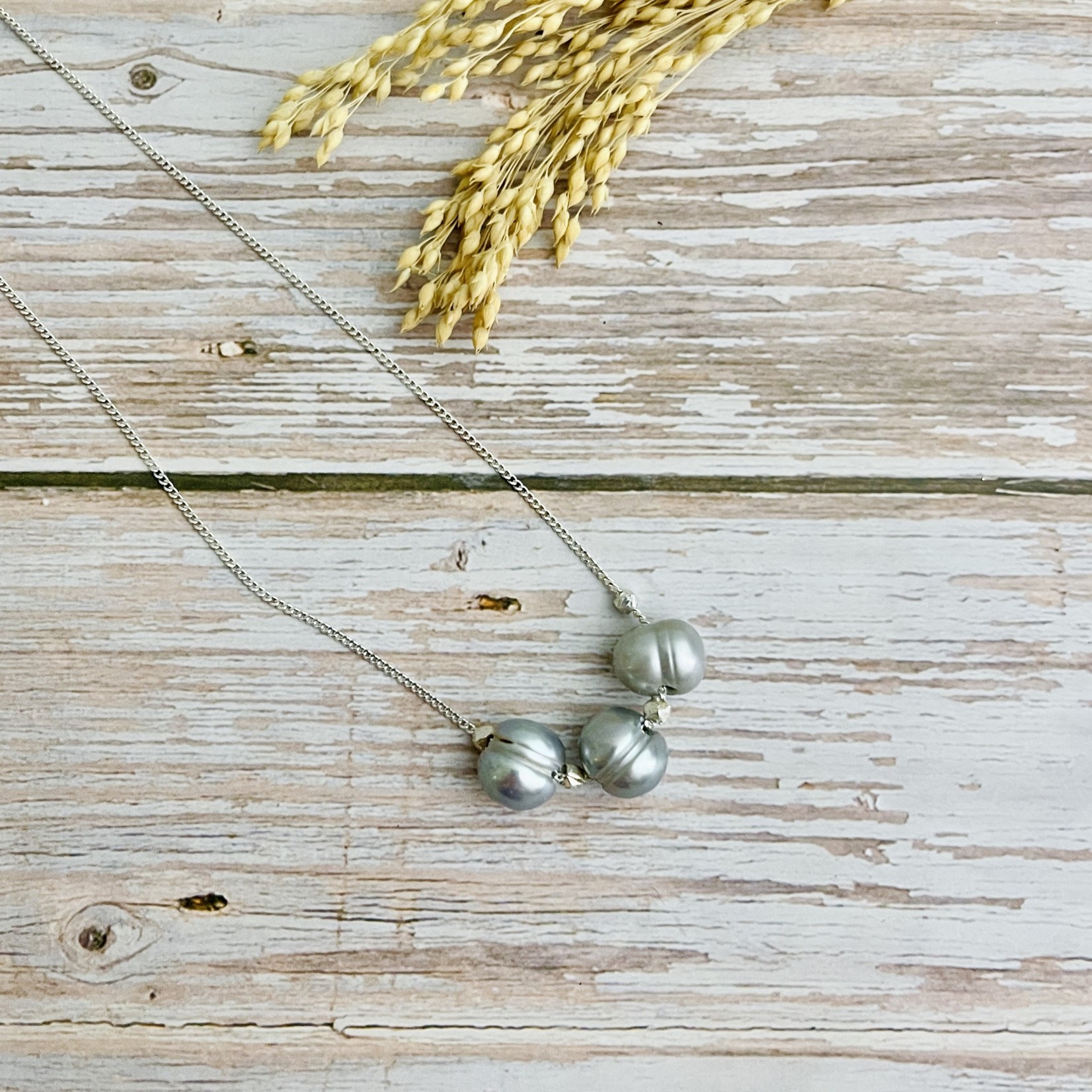 Handmade Silver Necklace with 3 grey pearls, 5 faceted silver, cuban chain