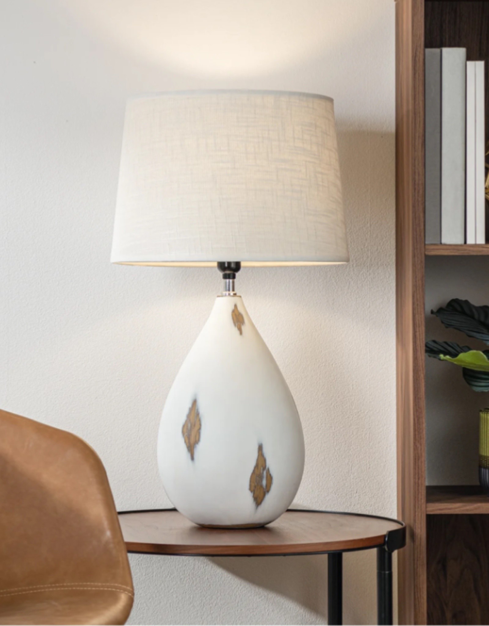 Lamp T&T Whitewash Tabletop Resin 24”H 960077A