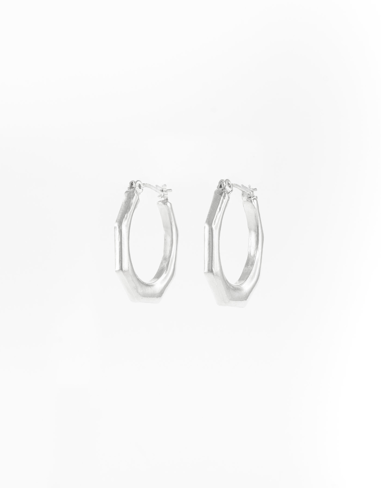 Jackie J 0.9" Oval hoops earrings with sharp edges Silver