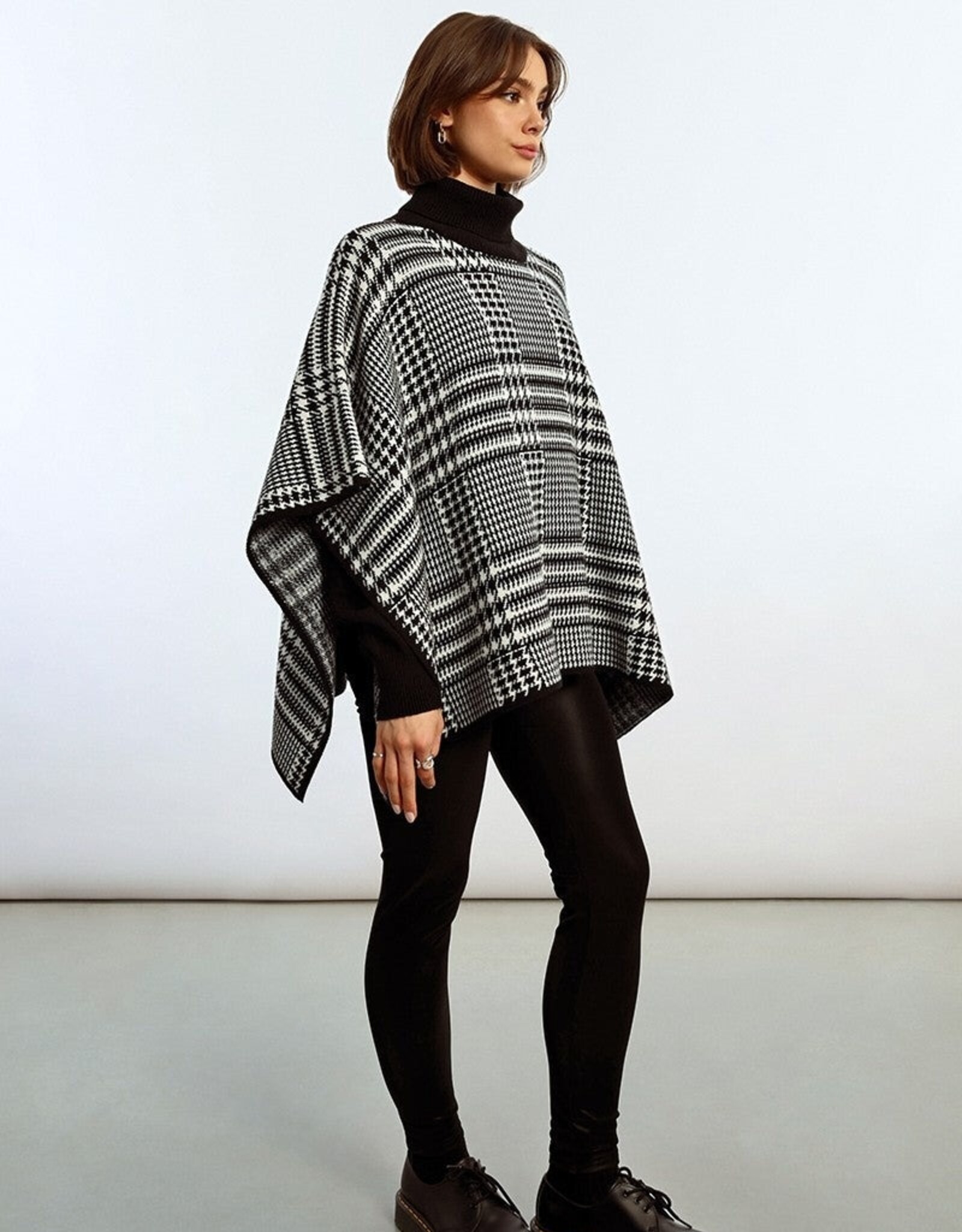 Molly Bracken Houndstooth Poncho