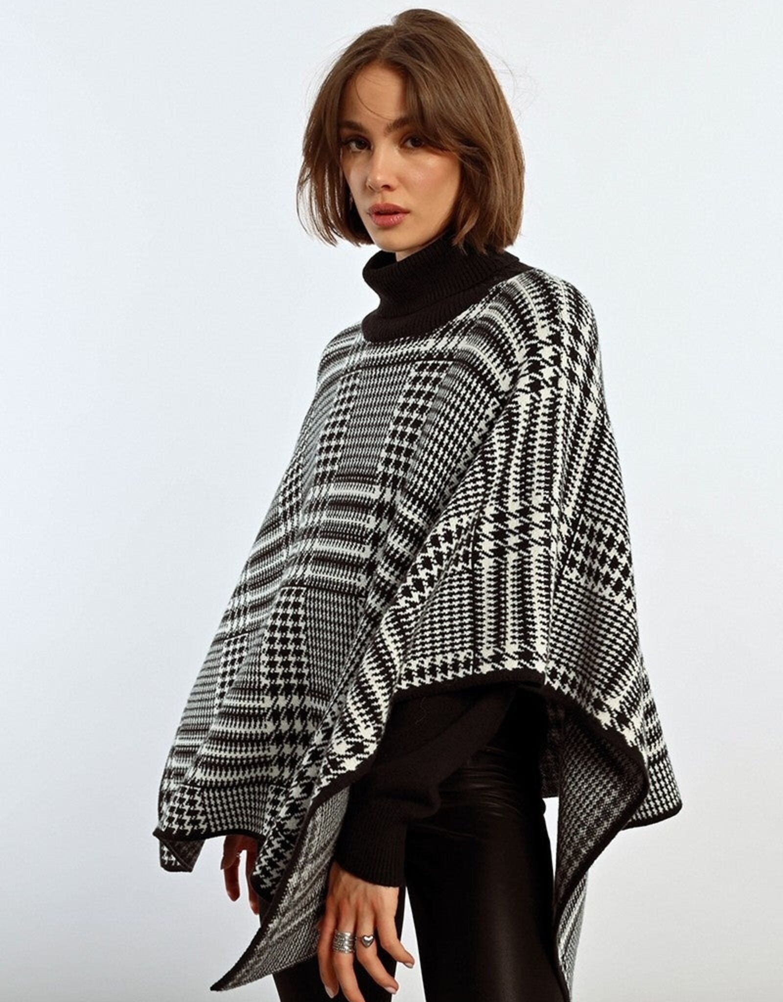 Molly Bracken Houndstooth Poncho