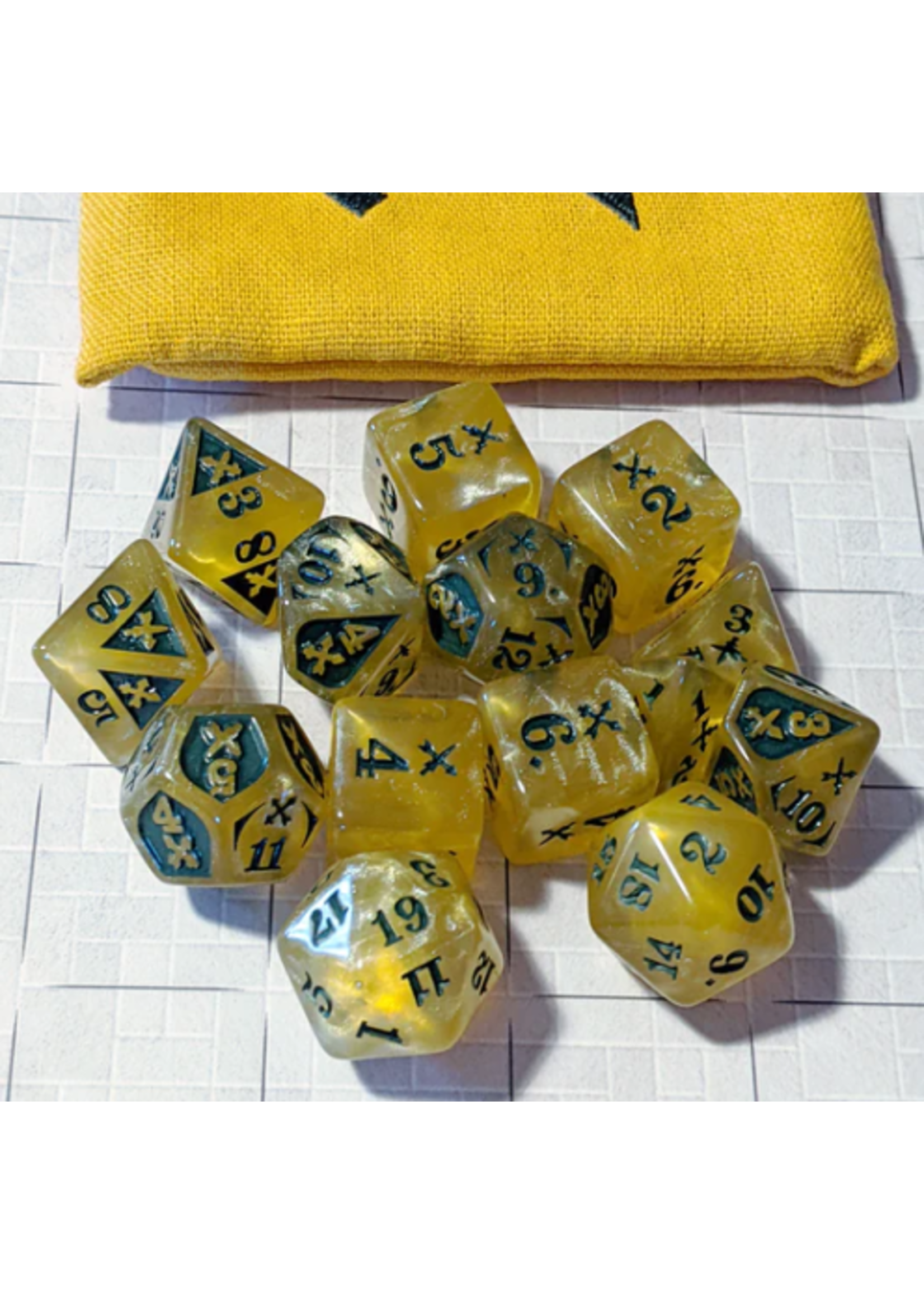Gyld Piercing Damage Dice - Gold with Green (14)