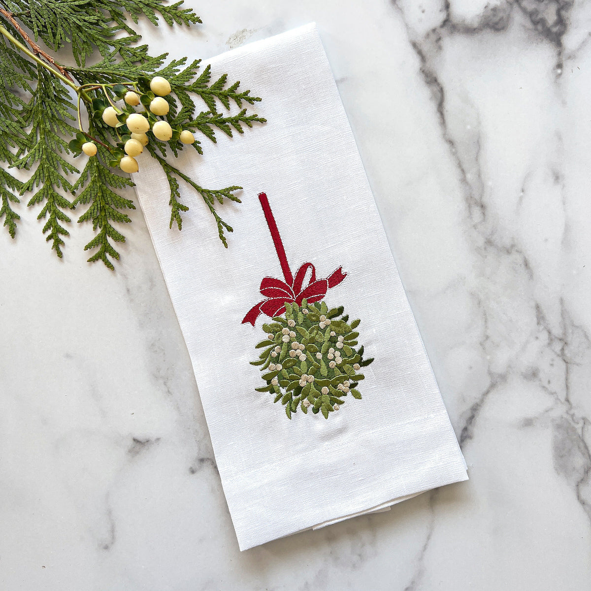 https://cdn.shoplightspeed.com/shops/636573/files/58506404/arte-italica-mistletoe-ball-linen-towel.jpg