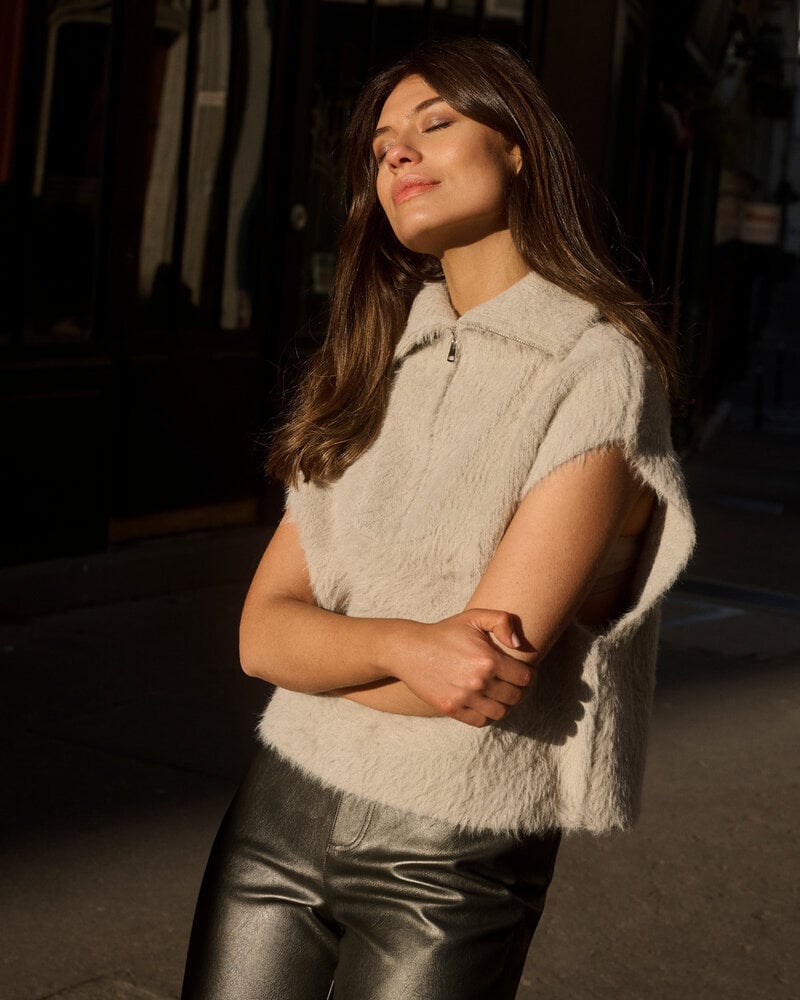 YAYA Sleeveless fluffy sweater with collar