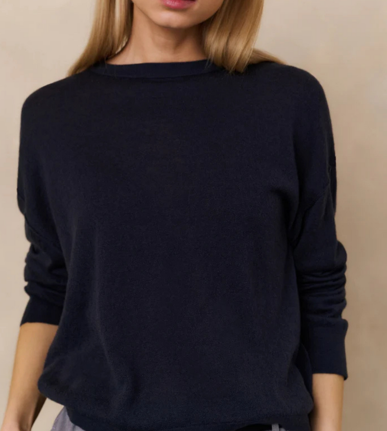 ROUND NECKLINE SWEATER