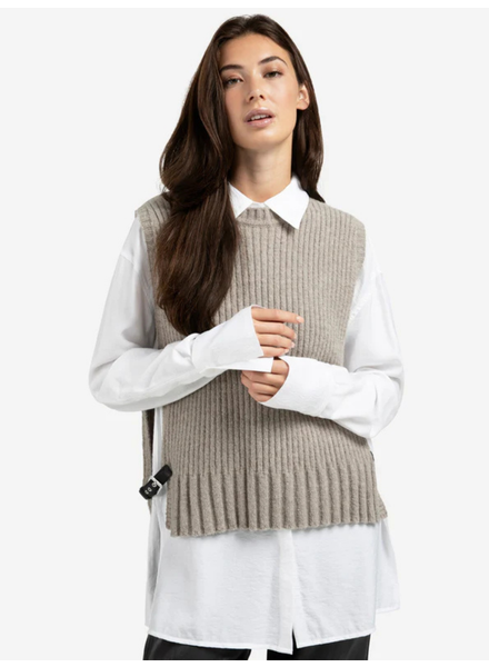 YAYA SLEEVELESS SWEATER