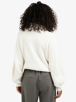 SWEATER WITH WIDE COLLAR