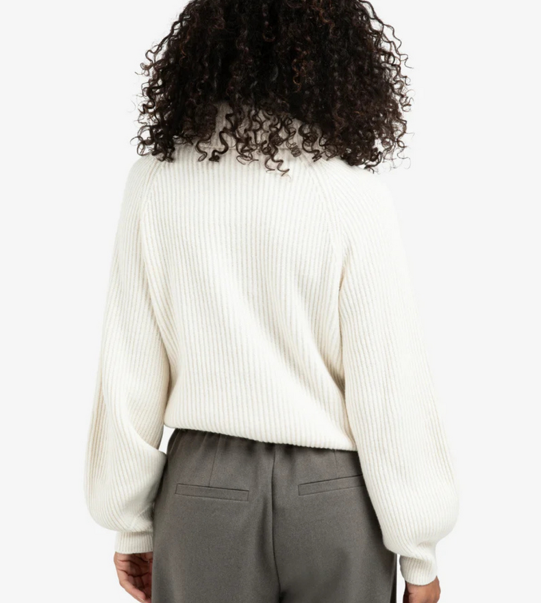 SWEATER WITH WIDE COLLAR