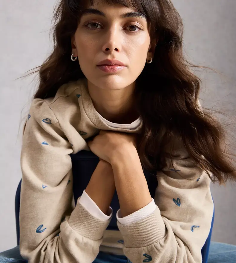 HEART EMBROIDERED SWEATSHIRT