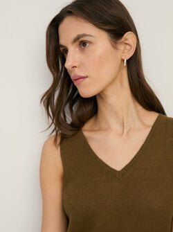 CHARLOTTE V-NECK TOP