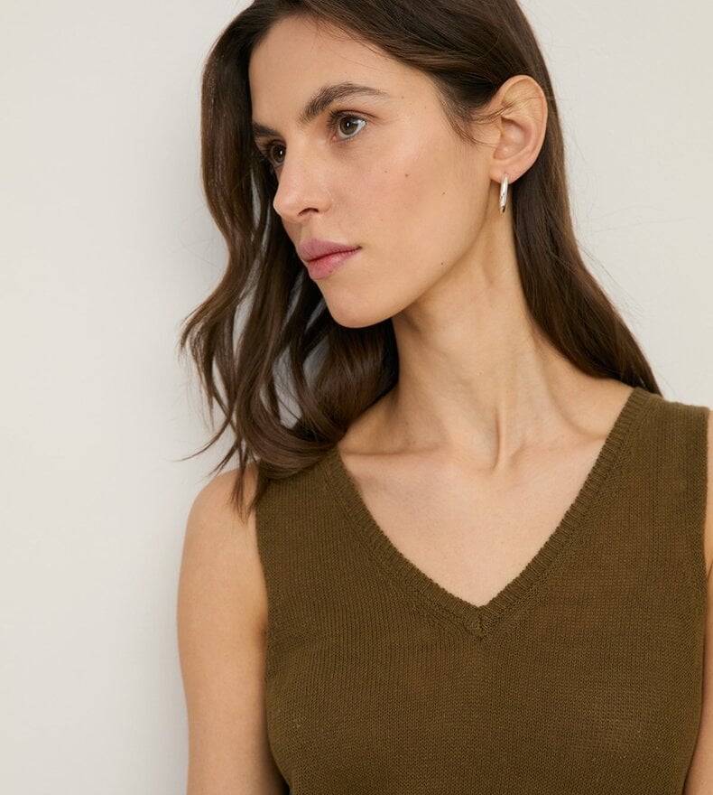 CHARLOTTE V-NECK TOP