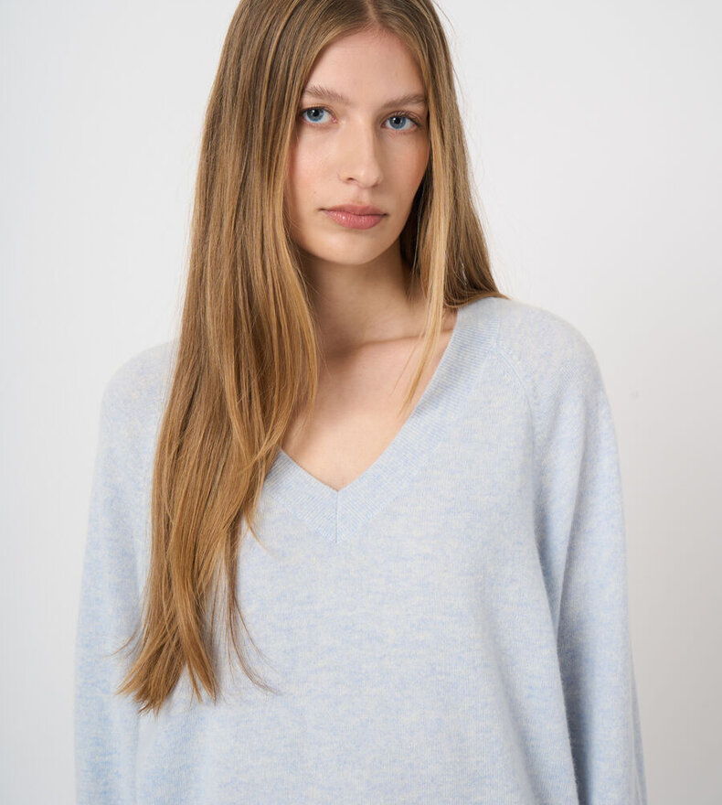 V-NECK SWEATER