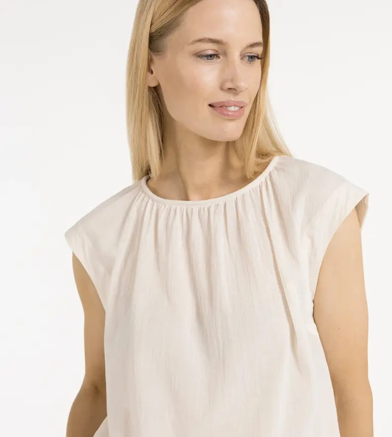 SLEEVLES BLOUSE