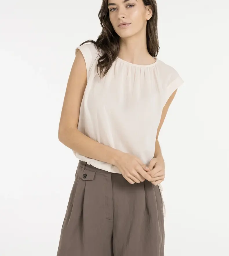 SLEEVLES BLOUSE