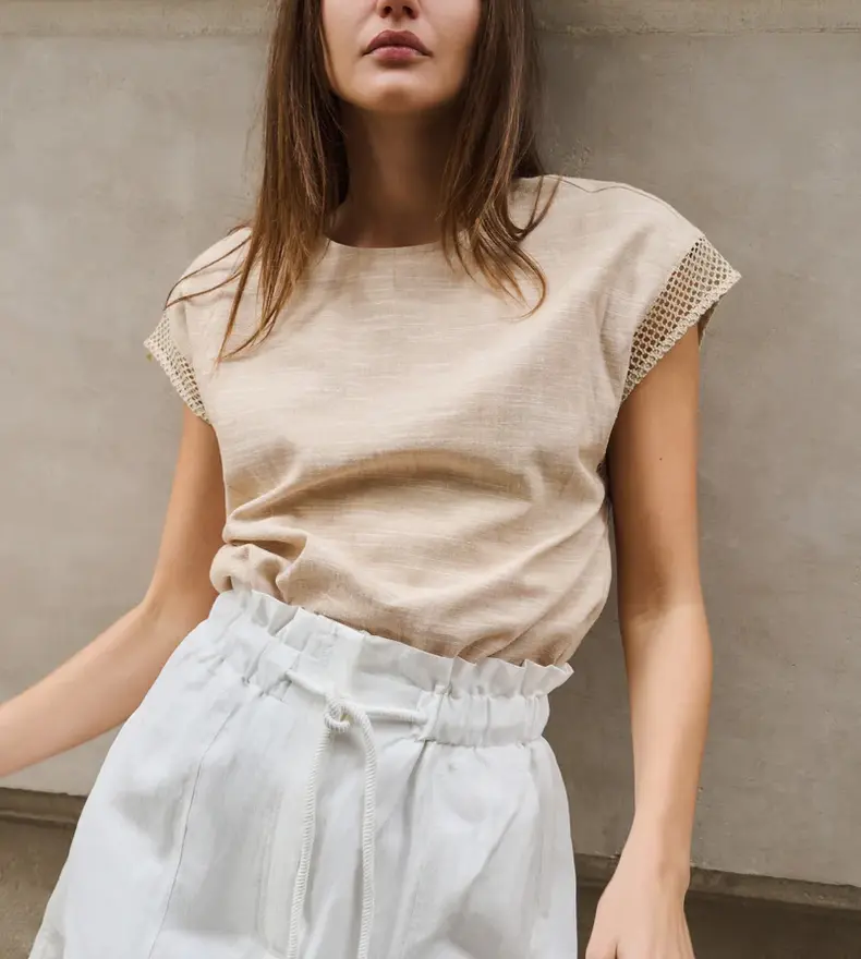 HAUT AVEC DÉTAILS EN CROCHET