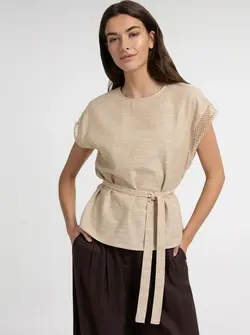 HAUT AVEC DÉTAILS EN CROCHET
