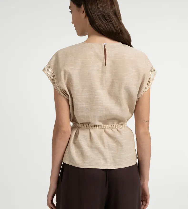 HAUT AVEC DÉTAILS EN CROCHET