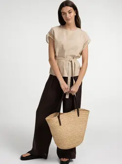 HAUT AVEC DÉTAILS EN CROCHET