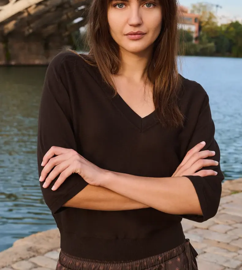 V-NECK SWEATER
