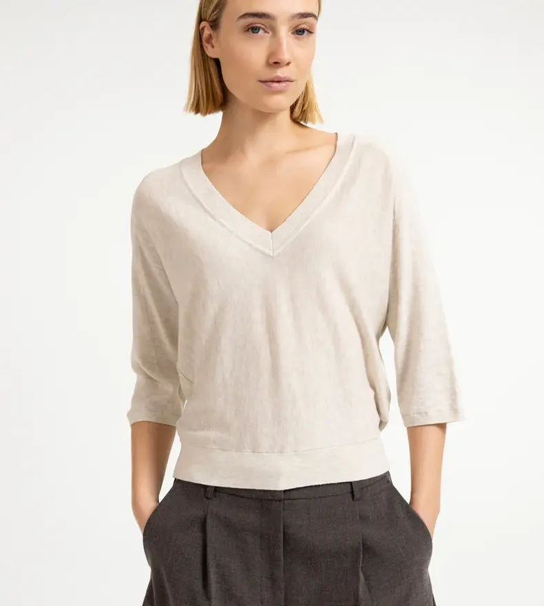 V-KNECK SWEATER