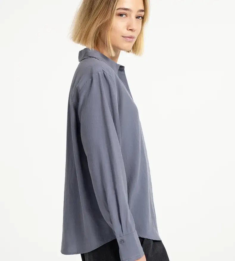 BLOUSE AVEC DÉTAIL DE COL
