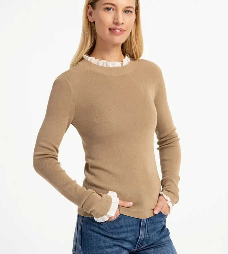 PULL AVEC DÉTAILS VOLANTS