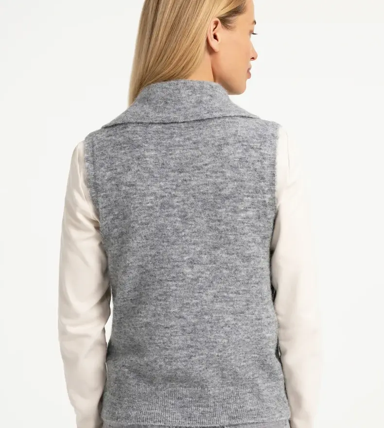 SLEEVELESS SWEATER