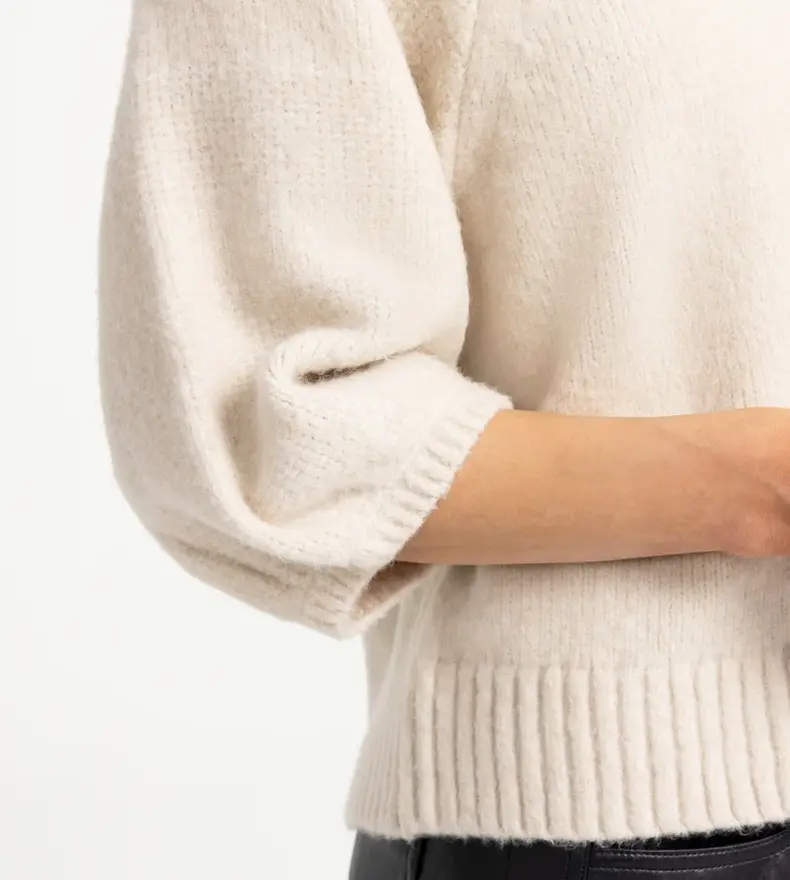 PULL AVEC MANCHES TEXTURÉES