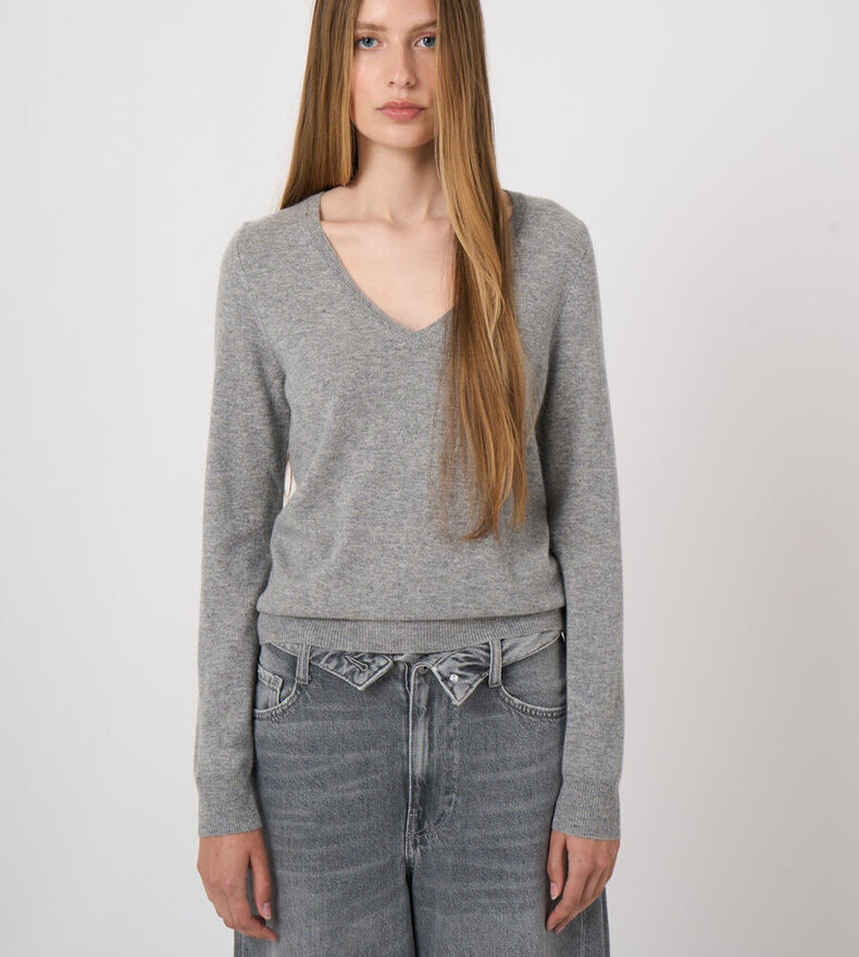 V-NECK CASHMERE SWEATER