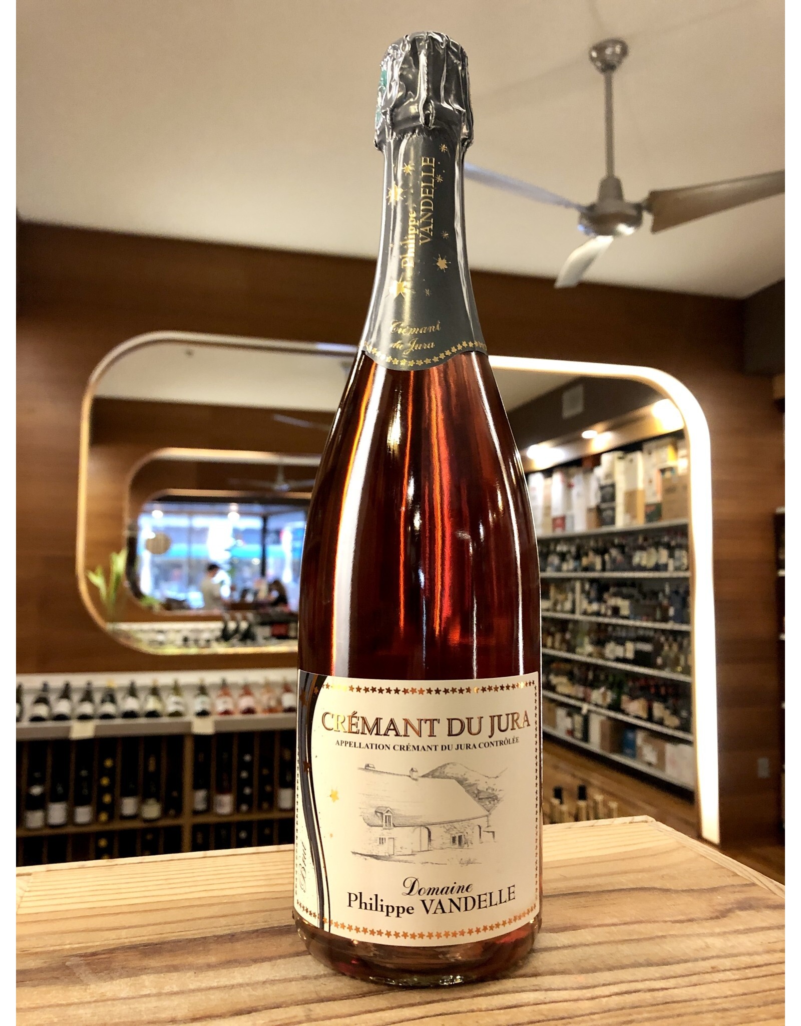 https://cdn.shoplightspeed.com/shops/636686/files/54929949/1600x2048x2/domaine-philippe-vandelle-cremant-du-jura-sparklin.jpg