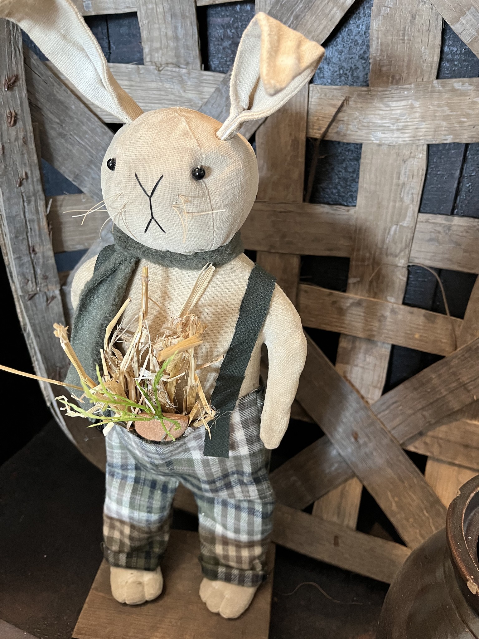 4224 Bunny with straw
