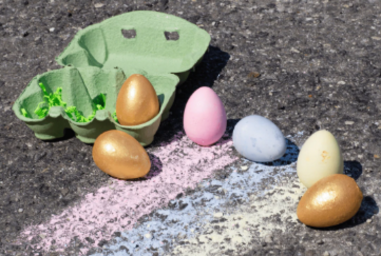 TWEE TWEE Six Eggs in a Carton Sidewalk Chalk