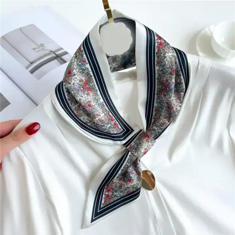 WINDING RIVER WINDING RIVER Black Garden Loop Scarf