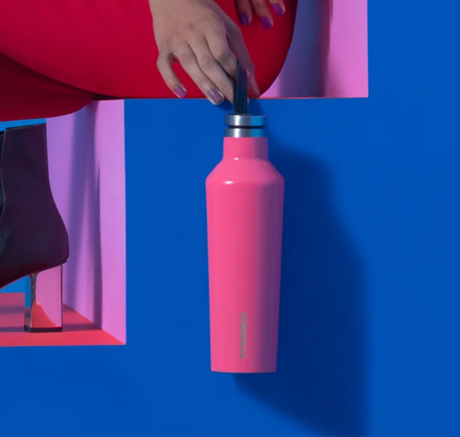 https://cdn.shoplightspeed.com/shops/636711/files/34091758/1500x4000x3/corkcicle-corkcicle-16oz-canteen-in-gloss-flamingo.jpg