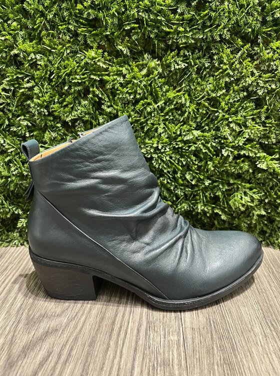 The 4-Season Signature Fit Boot with Magic Waistband 1113925:Ascena Black:28