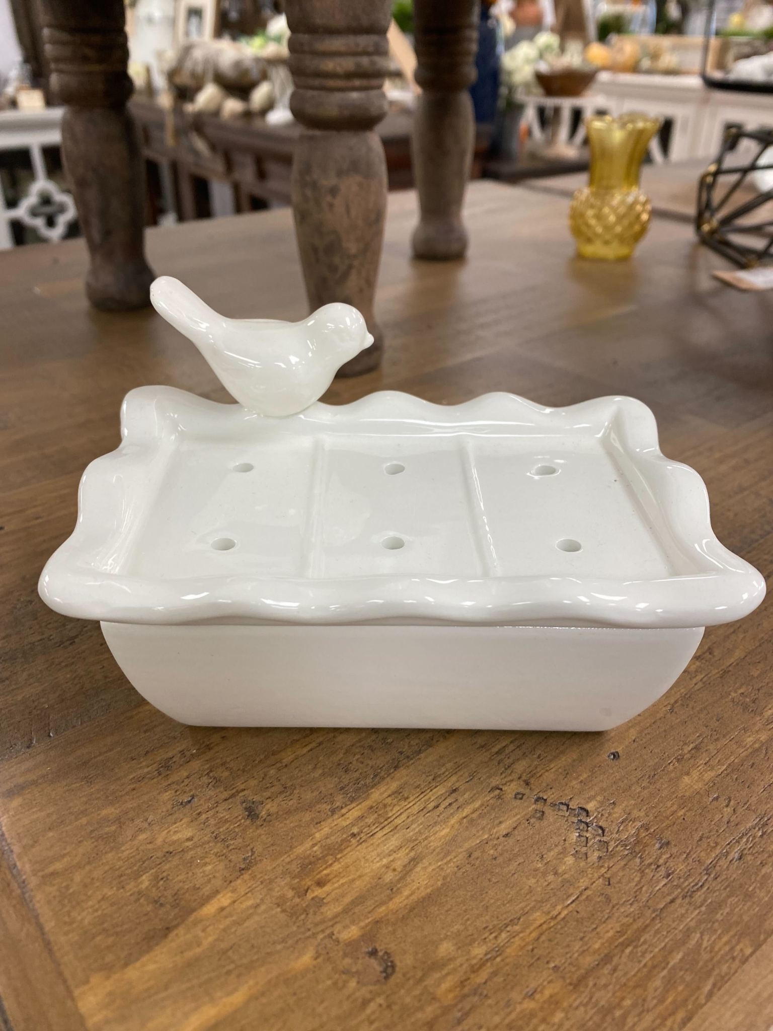 https://cdn.shoplightspeed.com/shops/636720/files/47735514/de1351-ceramic-soap-dish-w-removable-tray-w-bird-w.jpg