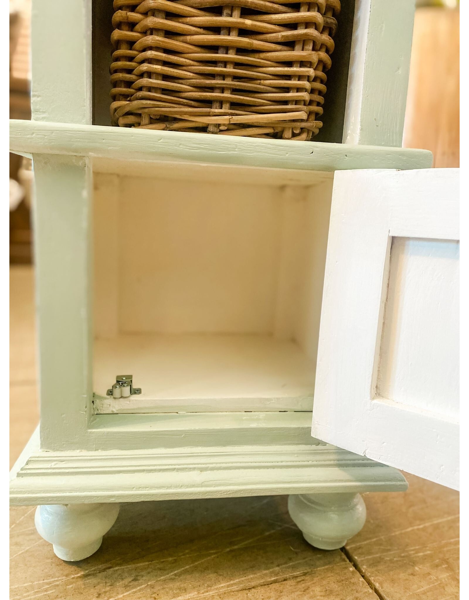 TAB016 Cottage Table w/Baskets 17.3x15.3x38.5
