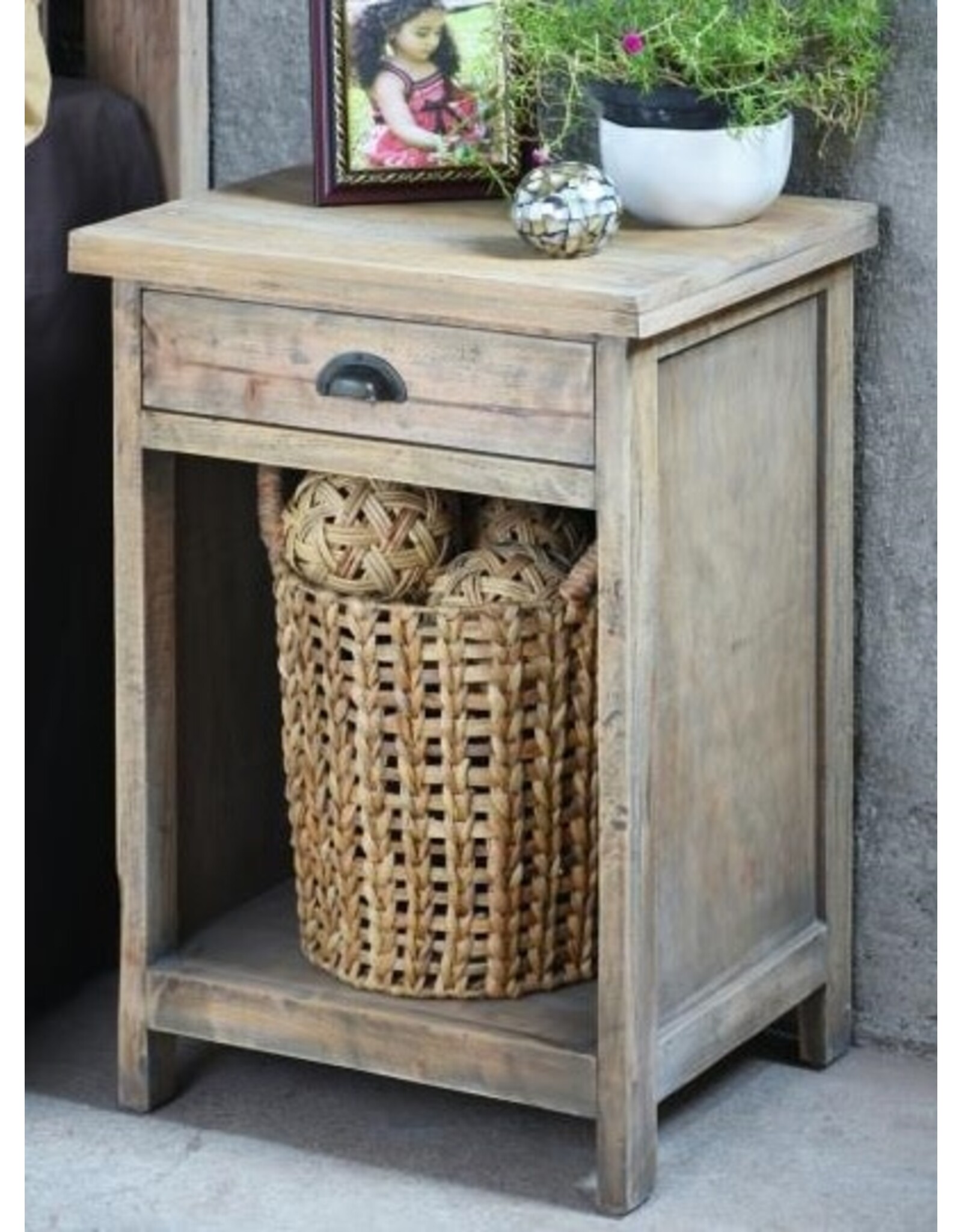 TAB262 Wellington Nightstand 1 drw 19.6x15.7x28.7