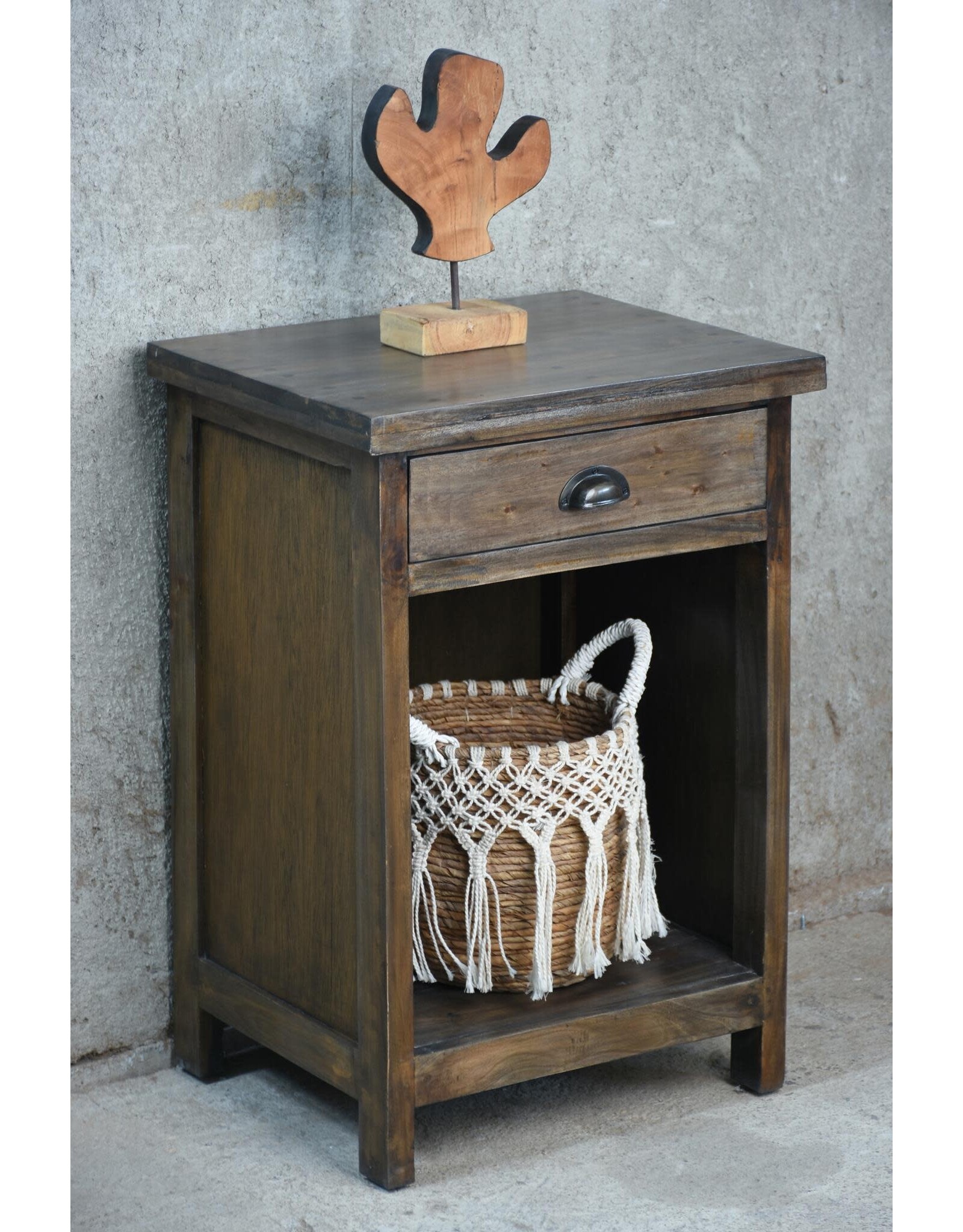 TAB262 Wellington Nightstand 1 drw 19.6x15.7x28.7