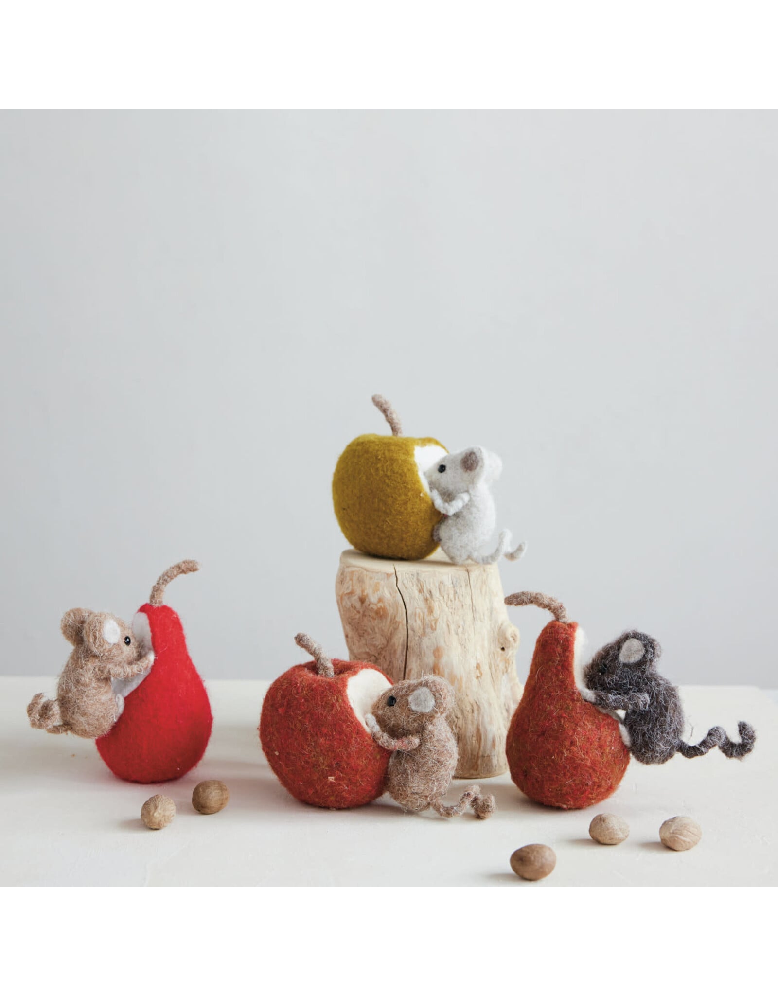 CF4317 Wool Felt Mouse Eating Fruit