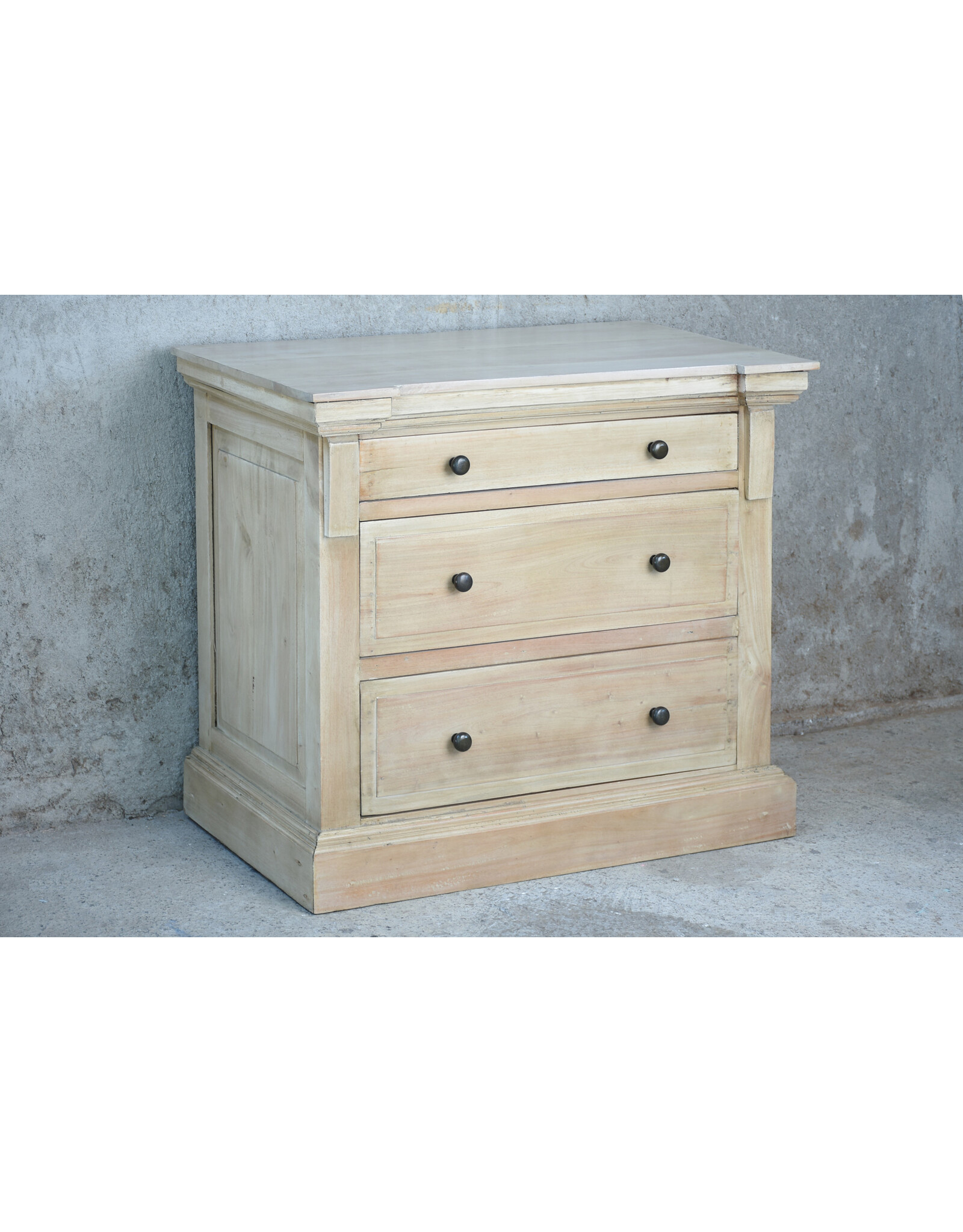 CHE172 Pompano Nightstand 3drw w/rg 37x19x32"H