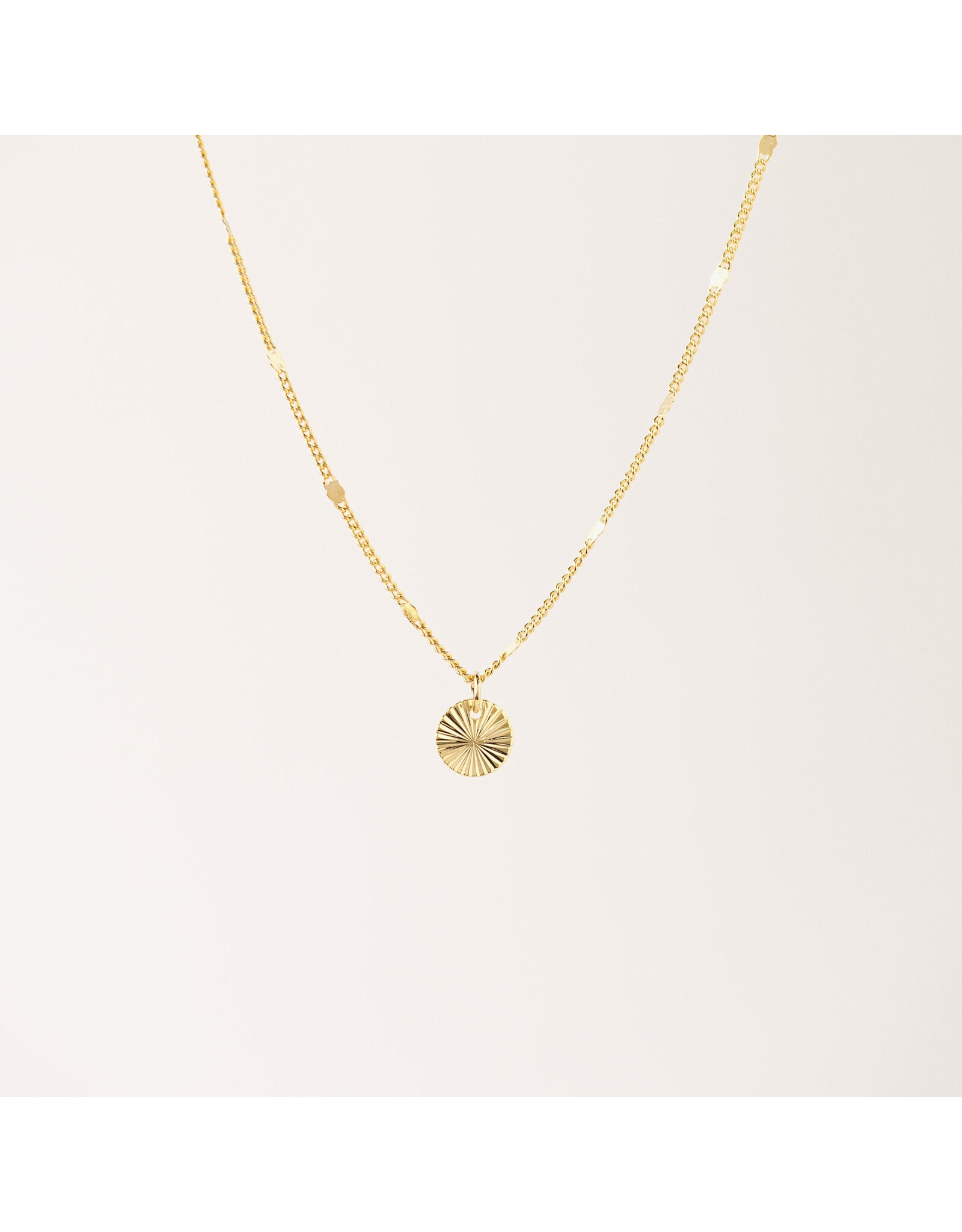 Everly Circle Necklace Gold