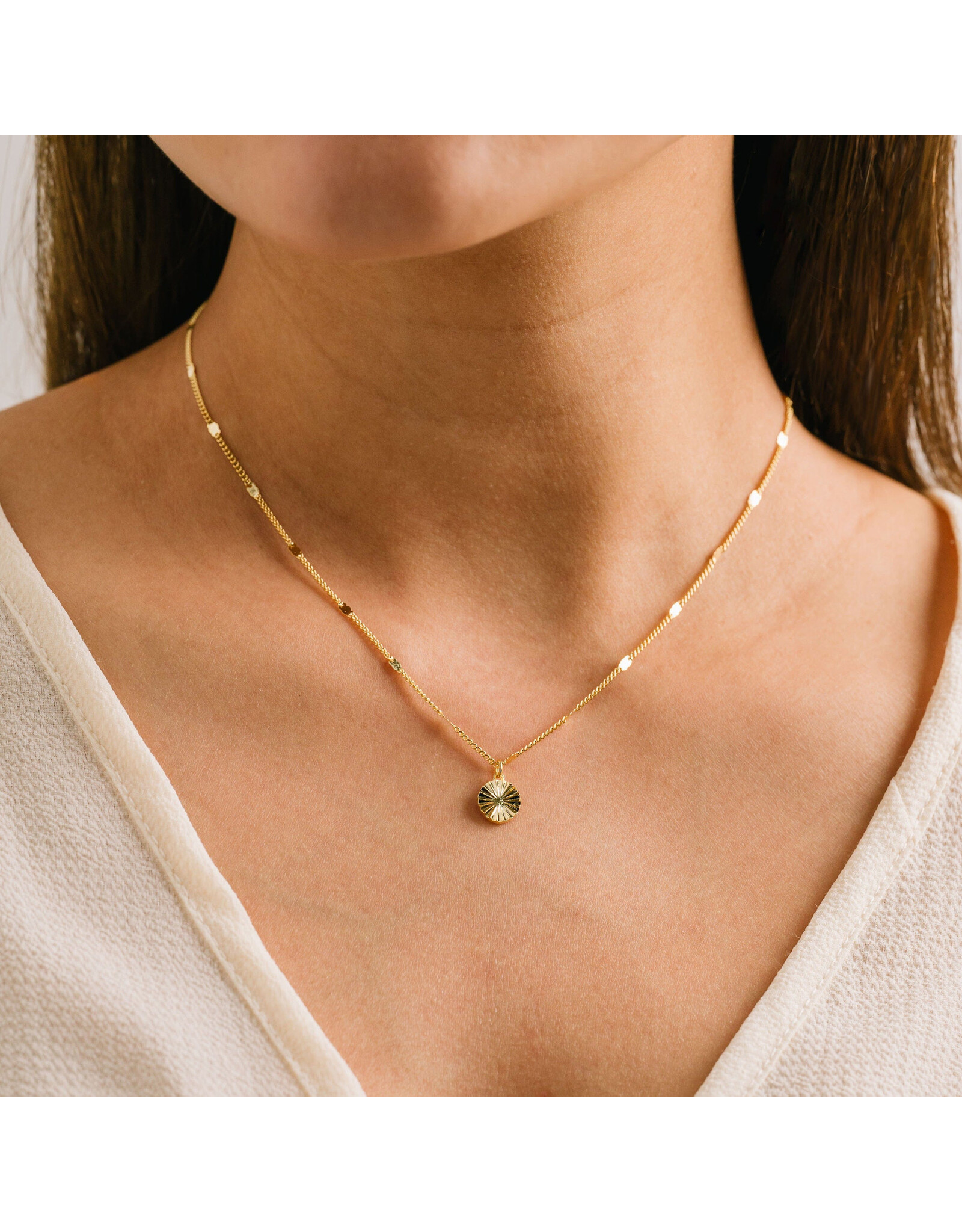 Everly Circle Necklace Gold
