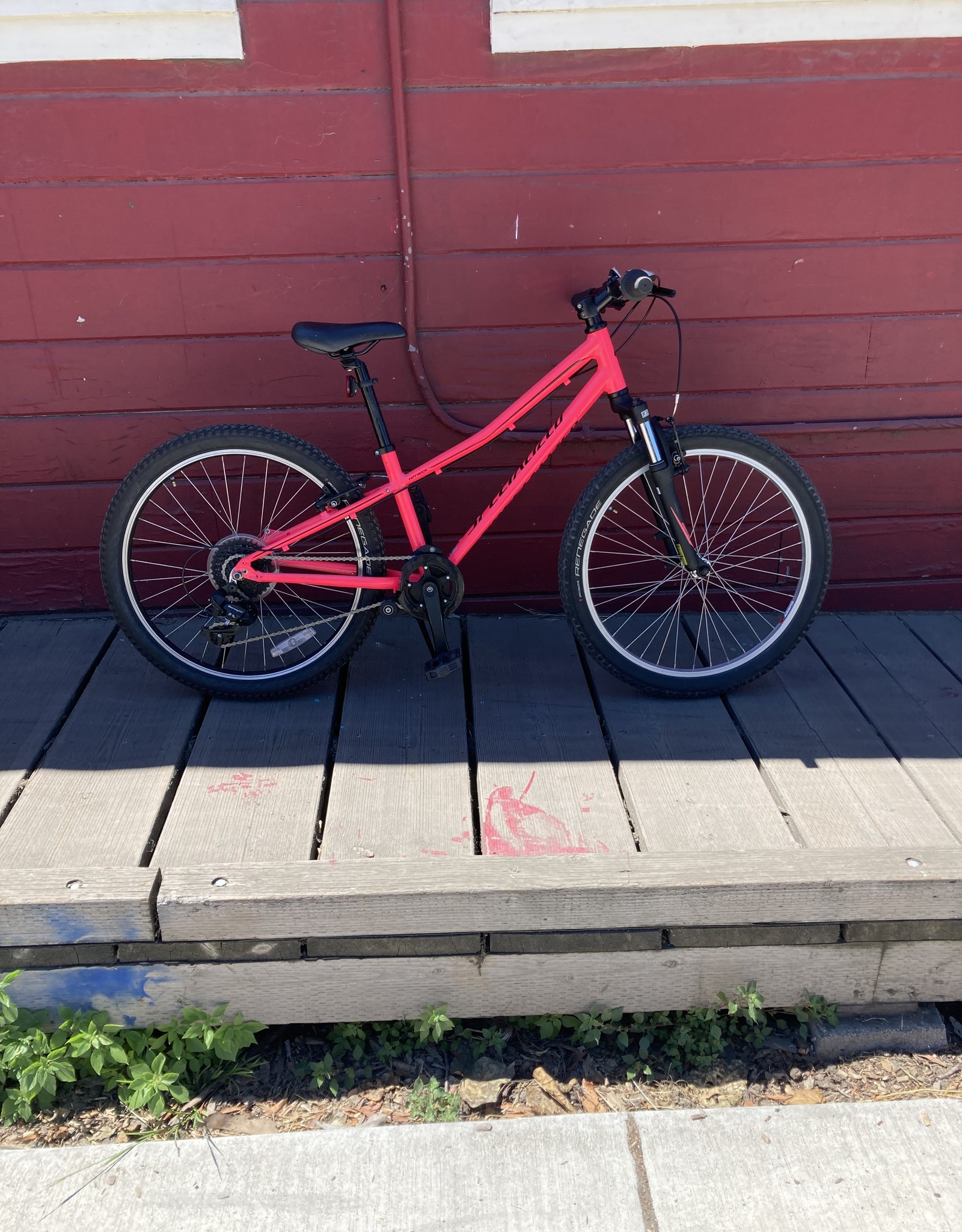 specialized hot rock Specialized HotRock 24in kids bike - Hot Pink