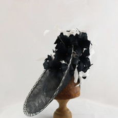 Large Fascinator with contrast flower 