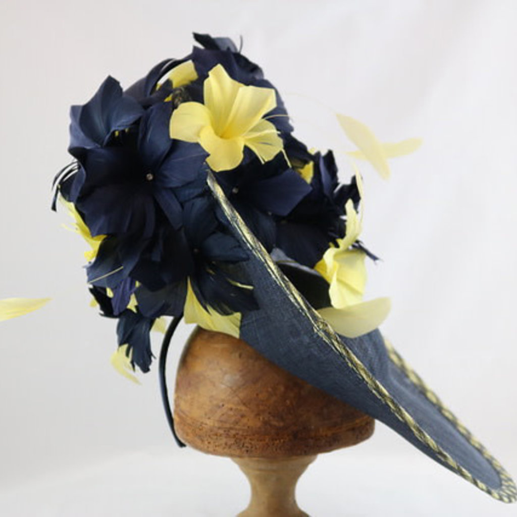 GIOVANNIO LARGE FASCINATOR WITH CONTRAST FLOWER DETAIL