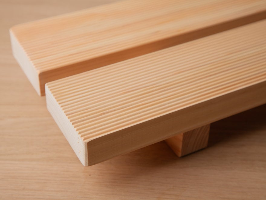 Hinoki bath stool with ridged top - Mjölk